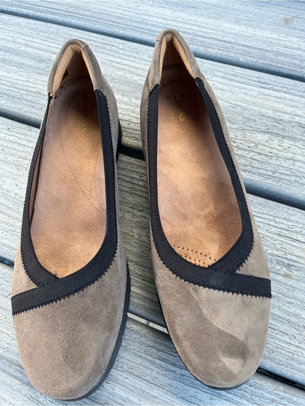 Clarks Artisan Lighwaight Women’s Taupe Suede Ballet Flats with Black Trim 7.5